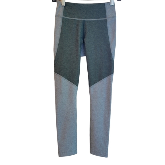 Outdoor Voices Two Toned Warmup 3/4 Leggings - Picture 2 of 9